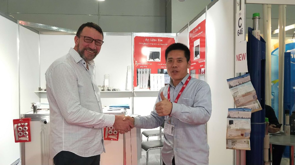 海外客戶(hù)在公司展位親切溝通